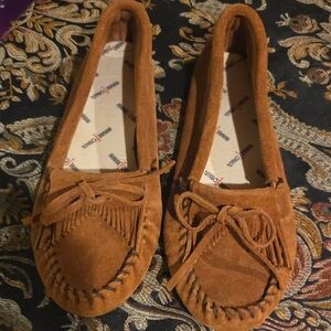 Minnetonka Women's Tan Moccasins with Fringe
